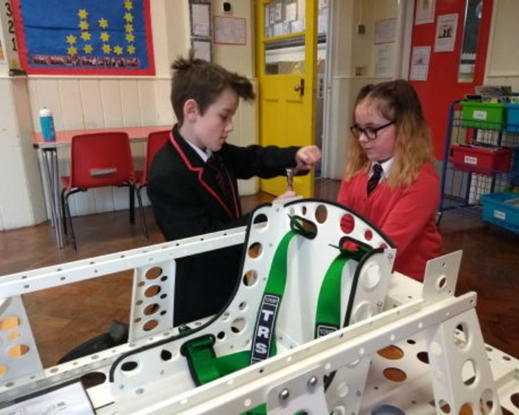 Image of Primary school children build electric racing cars